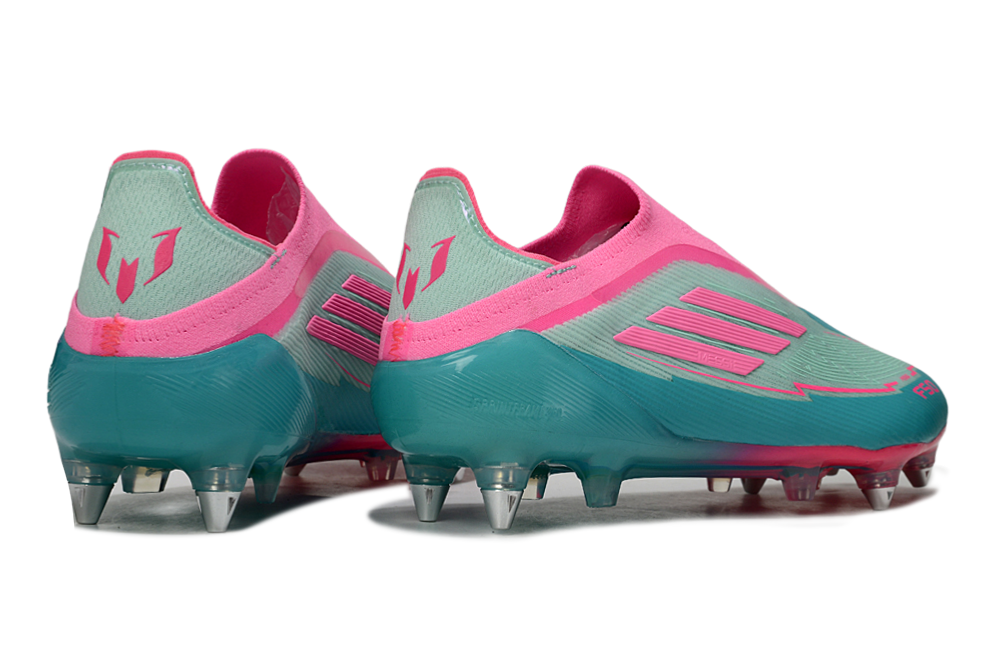 Crampons F50 Elite Laceless de Le 12 -ème Maillot, vue de face avec semelles antidérapantes et design sans lacets.