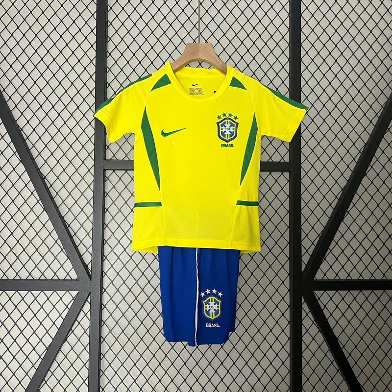 Maillot enfant Brésil rétro 2002 Le 12 -ème Maillot, vue détaillée du kit de football pour enfant, couleurs bleues et jaunes.