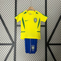 Maillot enfant Brésil rétro 2002 Le 12 -ème Maillot, vue détaillée du kit de football pour enfant, couleurs bleues et jaunes.