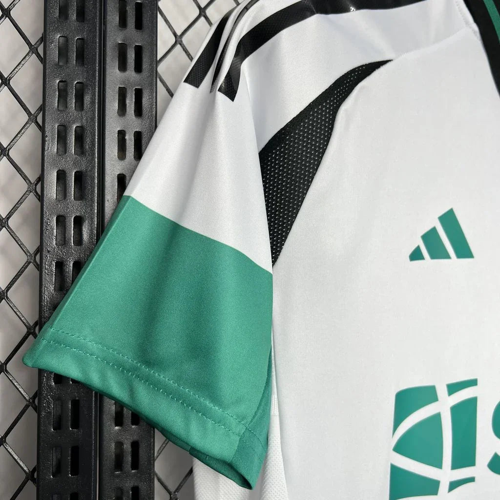 Maillot de football Newcastle 2024-25, Le 12 -ème Maillot, vue frontale avec logo et détails du design.