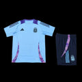 Ensemble Argentine de football Le 12 -ème Maillot, maillot bleu avec détails blancs, vue frontale sur fond blanc
