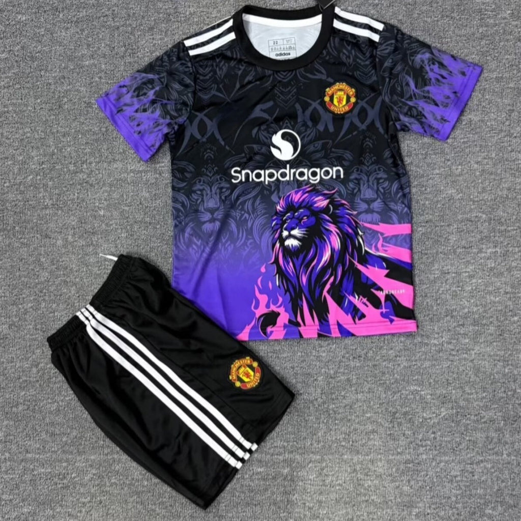 Ensemble enfant Manchester United Le 12-ème Maillot, maillot et short en bleu et blanc, pour supporter le club.