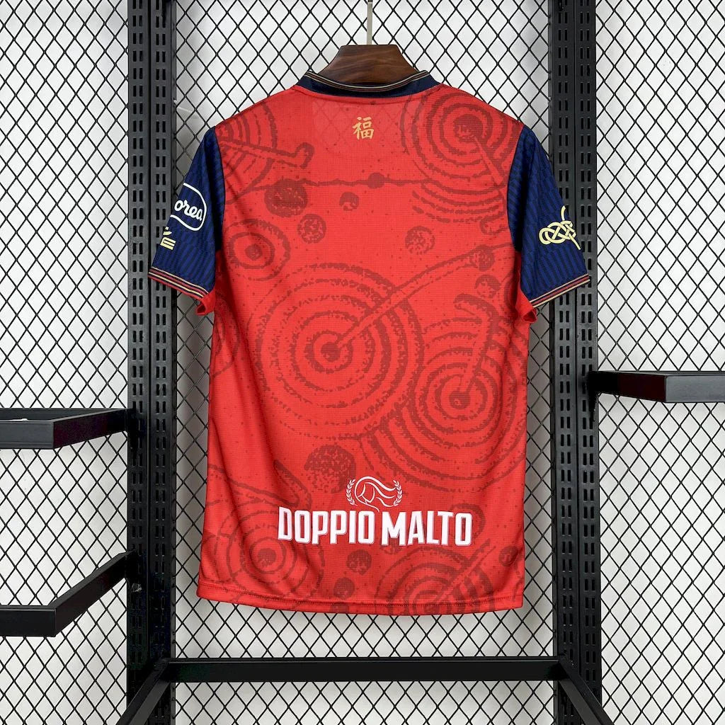 Maillot de football Cagliari 2025-26 Le 12 -ème Maillot, maillot rouge et bleu avec logo du club et détails de design.