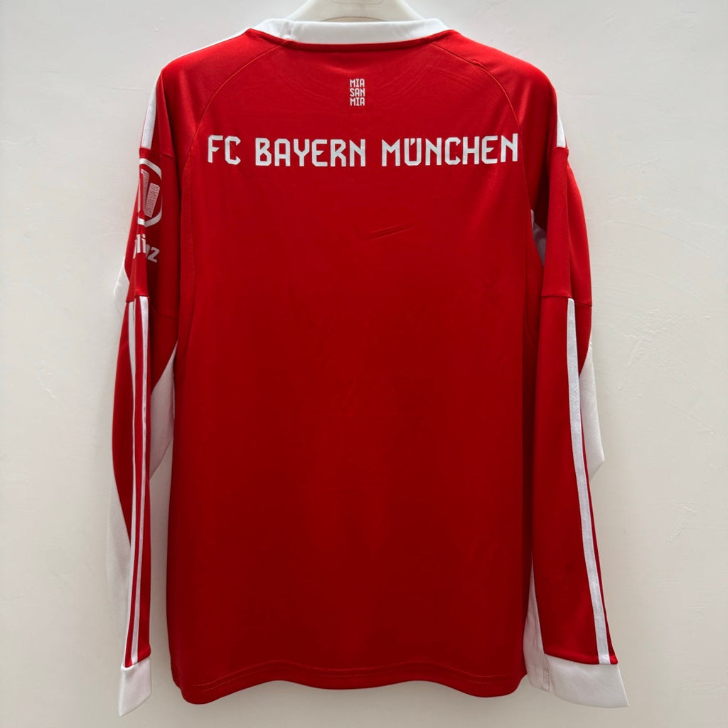 Maillot domicile Bayern Munich 25/26 à manches longues, marque Le 12 -ème Maillot, devant avec logo et détails du maillot.
