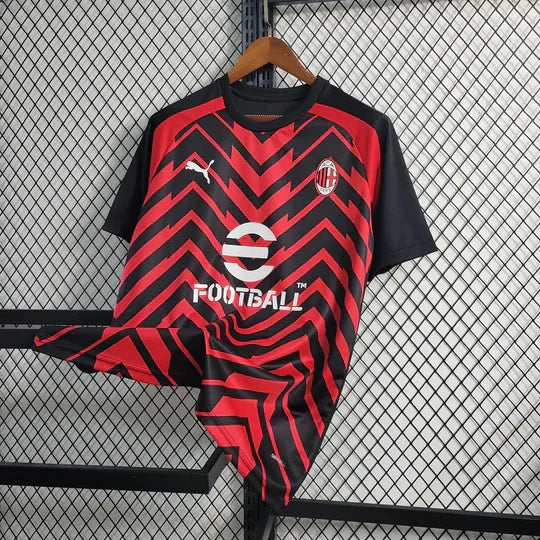 Maillot d'entraînement AC Milan 2023 2024 Le 12-ème Maillot, maillot de sport avec logo et design moderne, vue de face.