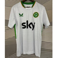 Maillot extérieur Ireland 25/26 de Le 12 -ème Maillot, vue frontale avec design vert et blanc, tissu en polyester.