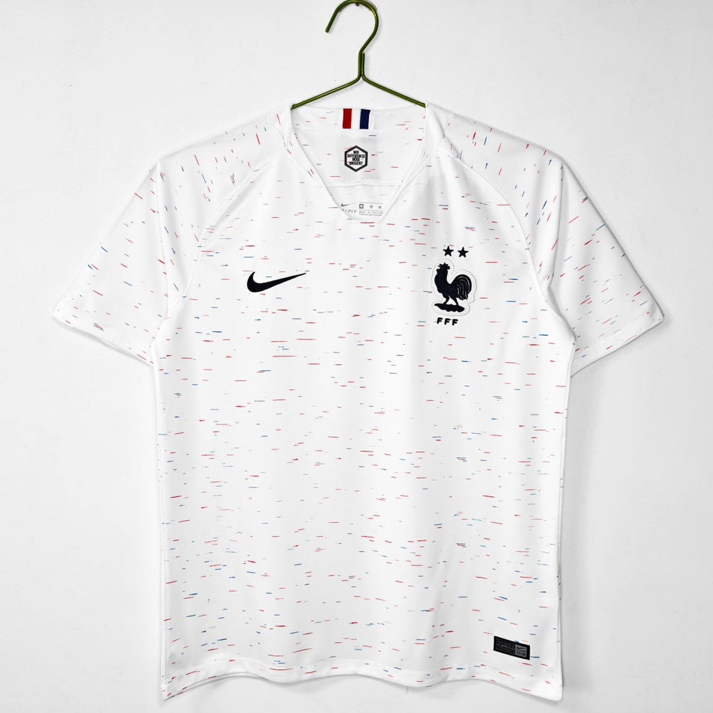 Maillot extérieur rétro de l'équipe de France 2018, conçu par Le 12ème Maillot, avec design classique et logo officiel.