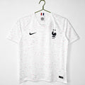 Maillot extérieur rétro de l'équipe de France 2018, conçu par Le 12ème Maillot, avec design classique et logo officiel.