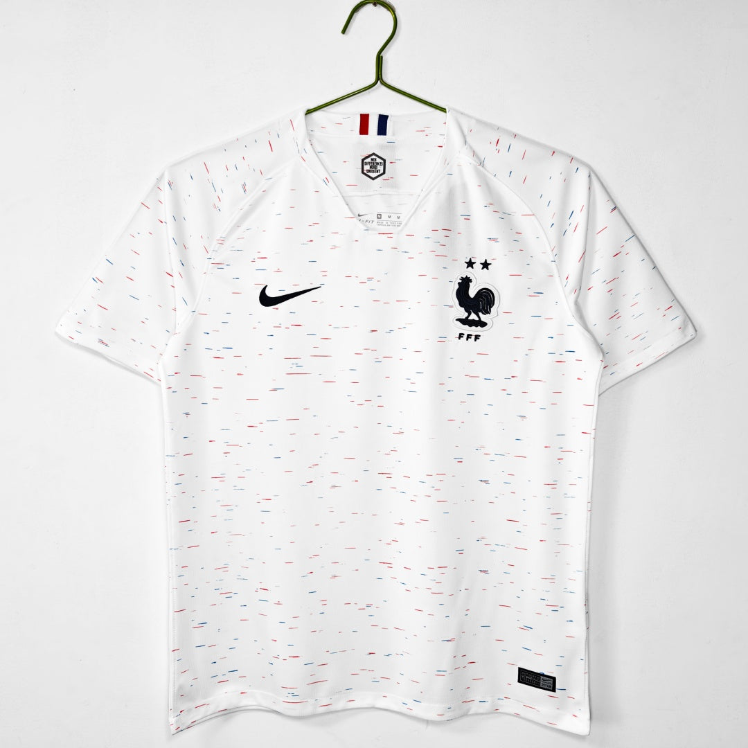 Maillot extérieur rétro de l'équipe de France 2018, conçu par Le 12ème Maillot, avec design classique et logo officiel.
