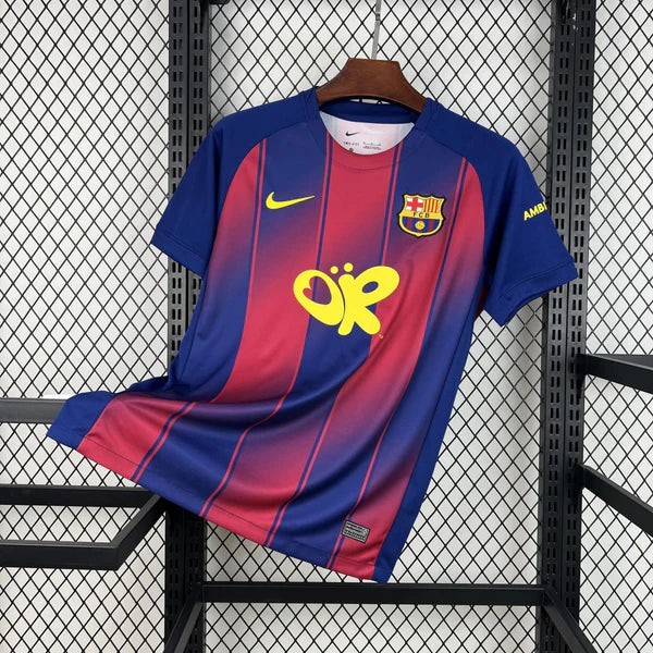 Maillot domicile 2026 Barcelone Le 12 ème Maillot, maillot de football rouge et bleu avec logo du club, présenté sur un mannequin.