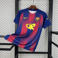 Maillot domicile 2026 Barcelone Le 12 ème Maillot, maillot de football rouge et bleu avec logo du club, présenté sur un mannequin.