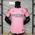 Maillot PSG 25/26 Le 12-ème Maillot rose pour joueur, manches courtes, design officiel, vue de face.
