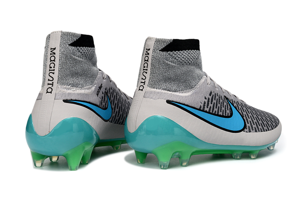 Crampons Le 12 -ème Maillot Magista Obra ACC pour football, semelles à crampons en acier pour traction sur le terrain.