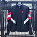 Veste coupe-vent réversible Manchester United Le 12 -ème Maillot, design coloré avec logo de l'équipe visible.