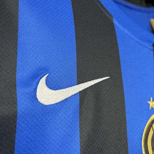Maillot domicile Inter Milan 2024/25 Le 12 -ème Maillot, maillot de football bleu et noir avec logo et détails de l'équipe.