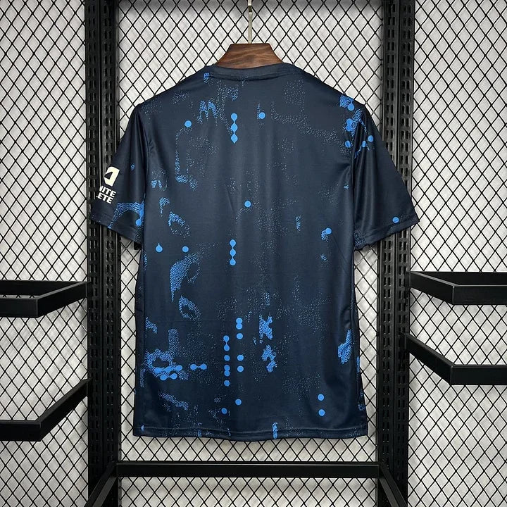 Maillot d'entraînement Chelsea foot 2024-2025 Le 12-ème Maillot, maillot bleu avec logo du club et détails de sport