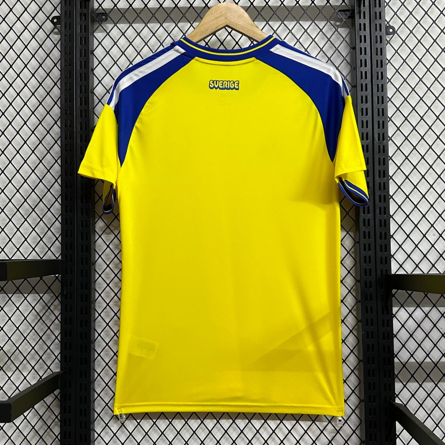 Maillot de football 25/26 en suède domicile Le 12 -ème Maillot, vue frontale avec logo et détails du design.