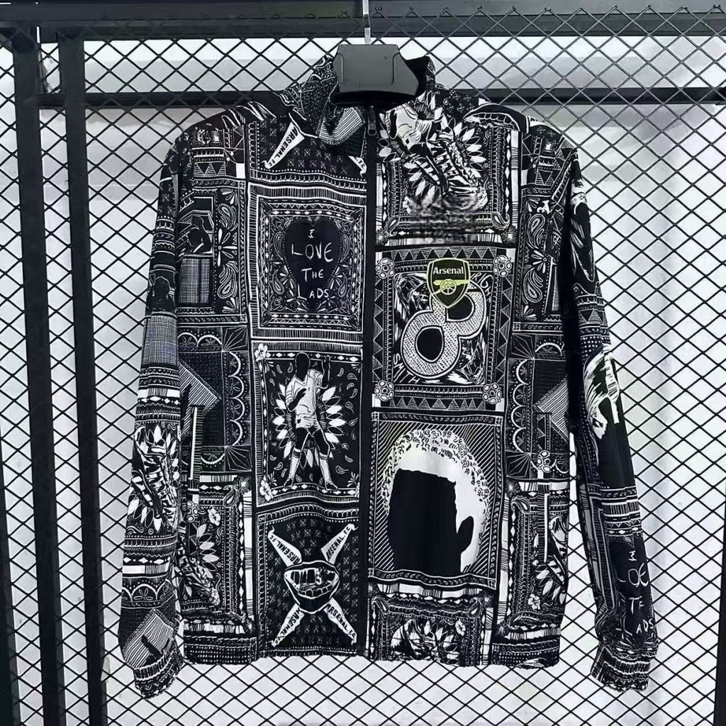 Veste coupe-vent réversible Arsenal Le 12 -ème Maillot, couleur noire et rouge, avec logo de l'équipe sur le devant.