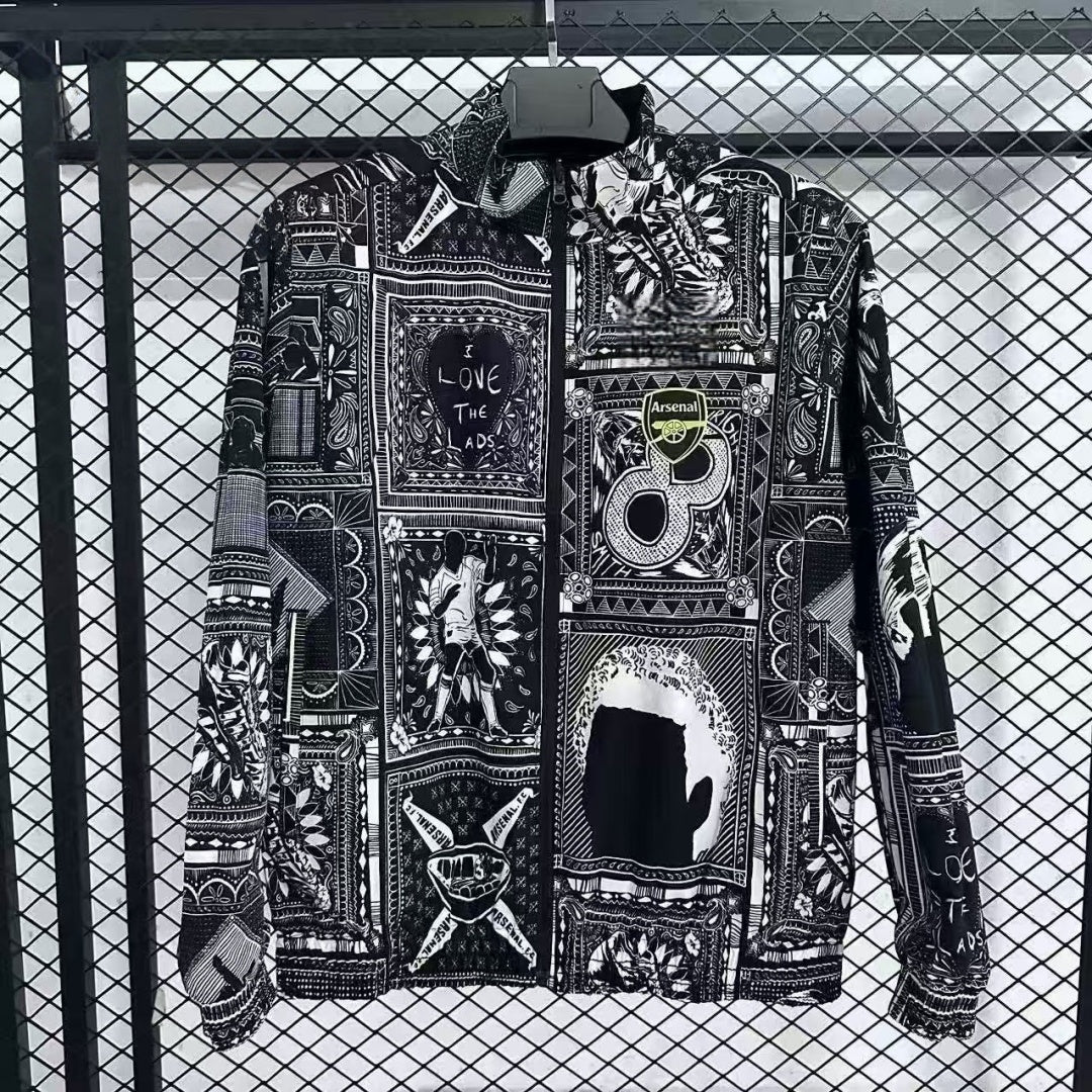 Veste coupe-vent réversible Arsenal Le 12 -ème Maillot, couleur noire et rouge, avec logo de l'équipe sur le devant.