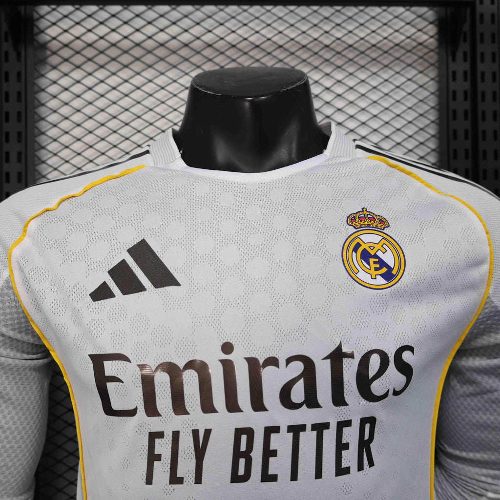 Maillot de football à manches longues Real Madrid 25-26, marque Le 12 -ème Maillot, vue de face, détails du logo et design blanc et bleu