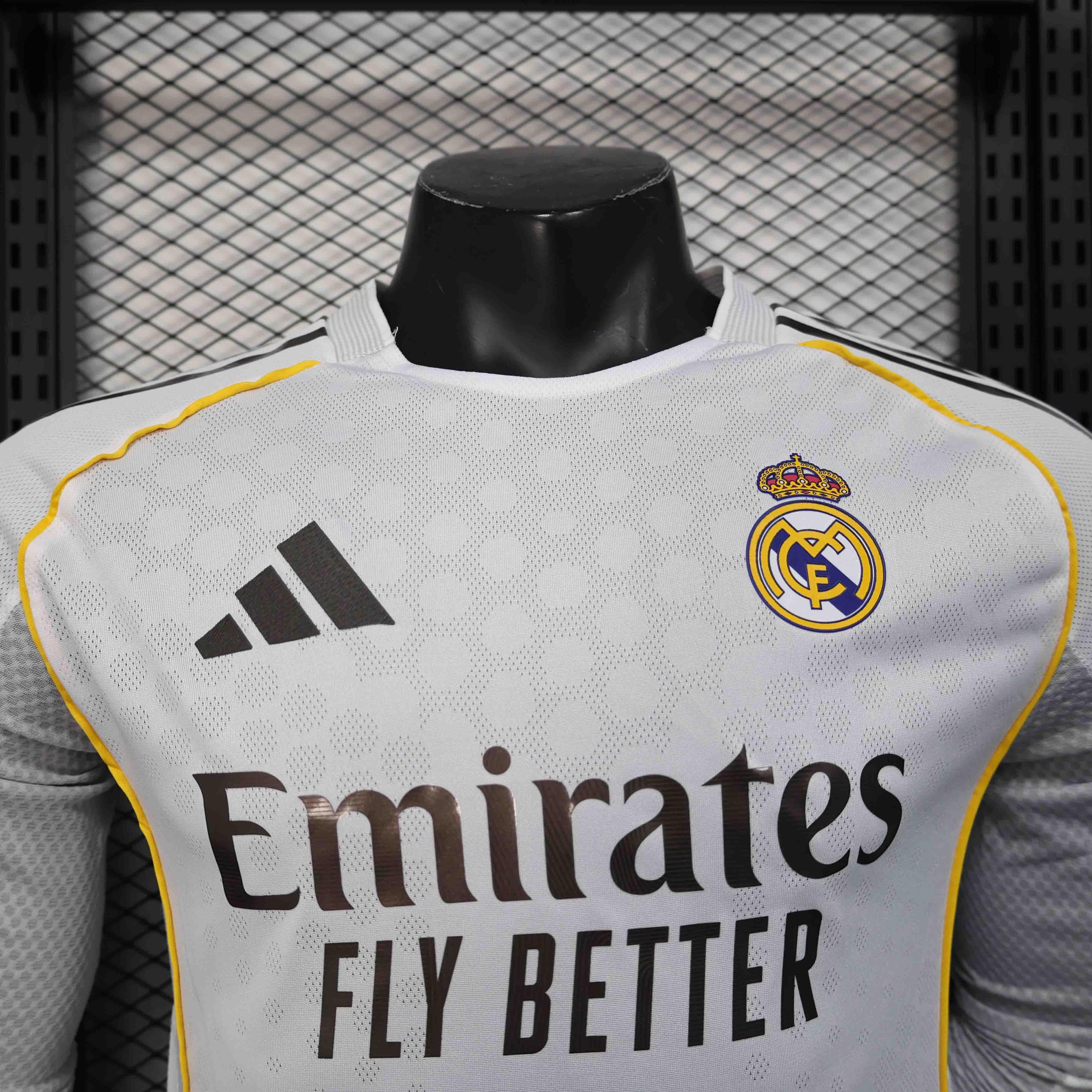 Maillot de football à manches longues Real Madrid 25-26, marque Le 12 -ème Maillot, vue de face, détails du logo et design blanc et bleu