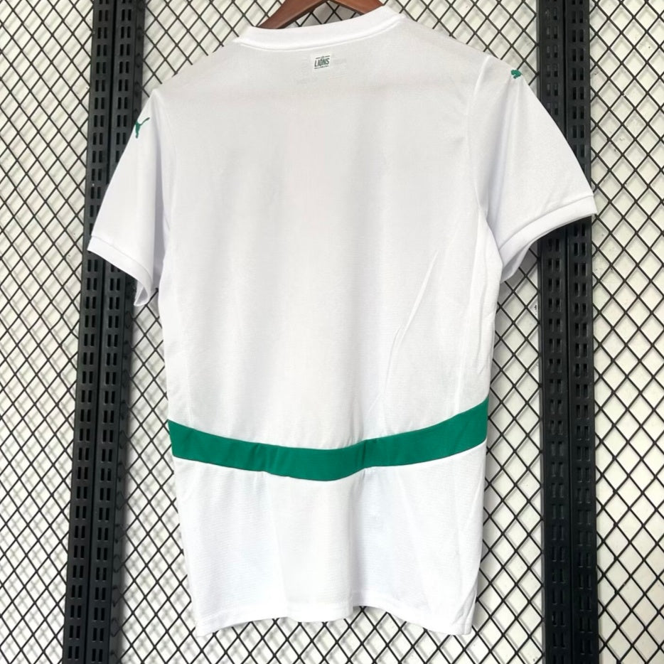 Maillot blanc Sénégal 24/25 Le 12 -ème Maillot, maillot de football avec logo et détails du design officiel.