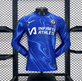 Maillot Chelsea à manches longues 2024-25, le 12 -ème Maillot, vue frontale avec logo et détails du design.