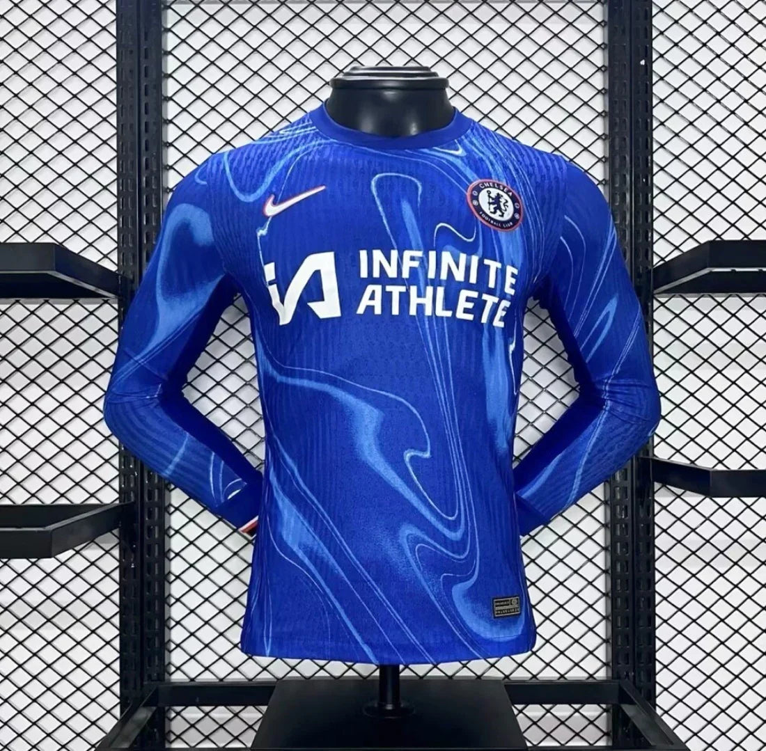 Maillot Chelsea à manches longues 2024-25, le 12 -ème Maillot, vue frontale avec logo et détails du design.