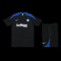 Ensemble Inter Milan de Le 12 -ème Maillot, maillot de football noir et bleu avec le logo de l'équipe.