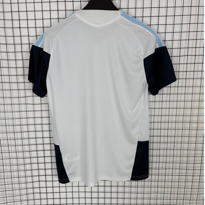 Maillot de football Argentine 25/26 Le 12, maillot d'entraînement pour jeunes, vue de face avec logo et détails.