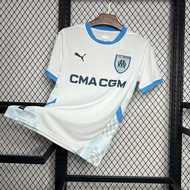 Maillot Olympique de Marseille saison 2024-25 de la marque Le 12 -ème Maillot, vue de face avec logo et détails en bleu et blanc