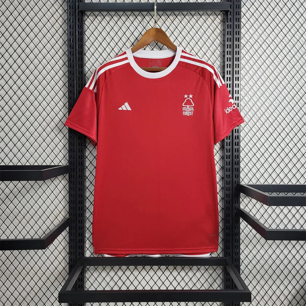 Maillot Nottingham Forest 2023-24 Le 12 -ème Maillot, devant avec logo et design officiel, en tissu sportif.