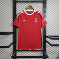 Maillot Nottingham Forest 2023-24 Le 12 -ème Maillot, devant avec logo et design officiel, en tissu sportif.
