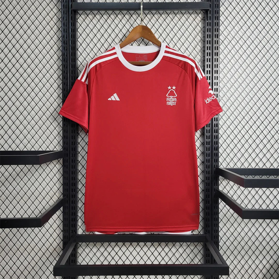 Maillot Nottingham Forest 2023-24 Le 12 -ème Maillot, devant avec logo et design officiel, en tissu sportif.