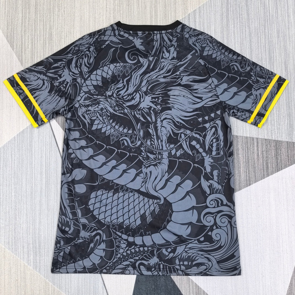 Maillot de football Real Madrid 25/26 Le 12 -ème Maillot, noir avec motif de dragon, vue de face sur fond blanc.