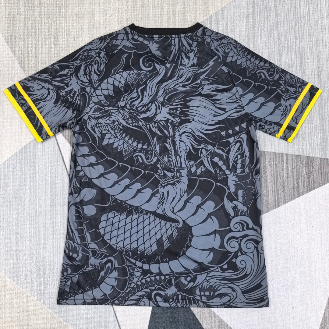 Maillot de football Real Madrid 25/26 Le 12 -ème Maillot, noir avec motif de dragon, vue de face sur fond blanc.