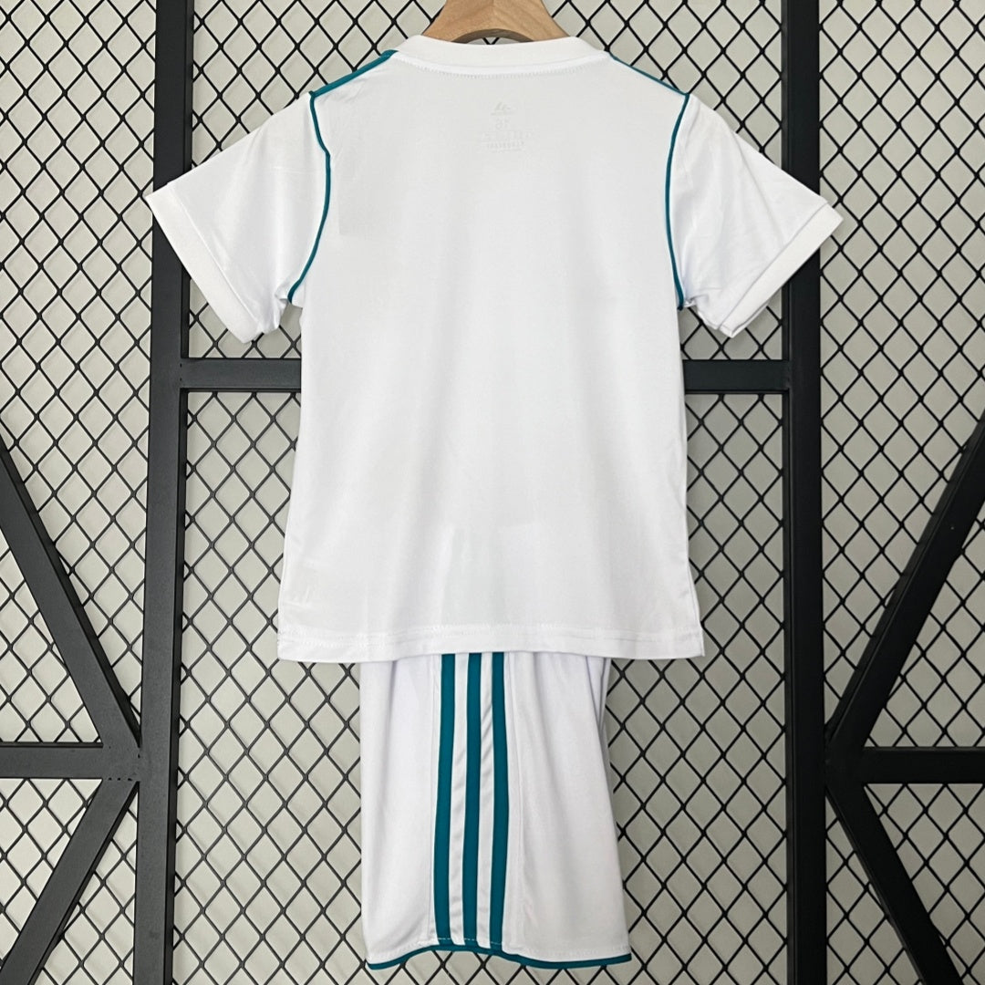 Maillot domicile rétro pour enfant de l'équipe Real Madrid 2017-2018, en rouge avec logo et détails blancs, de la marque Le 12-ème Maillot.