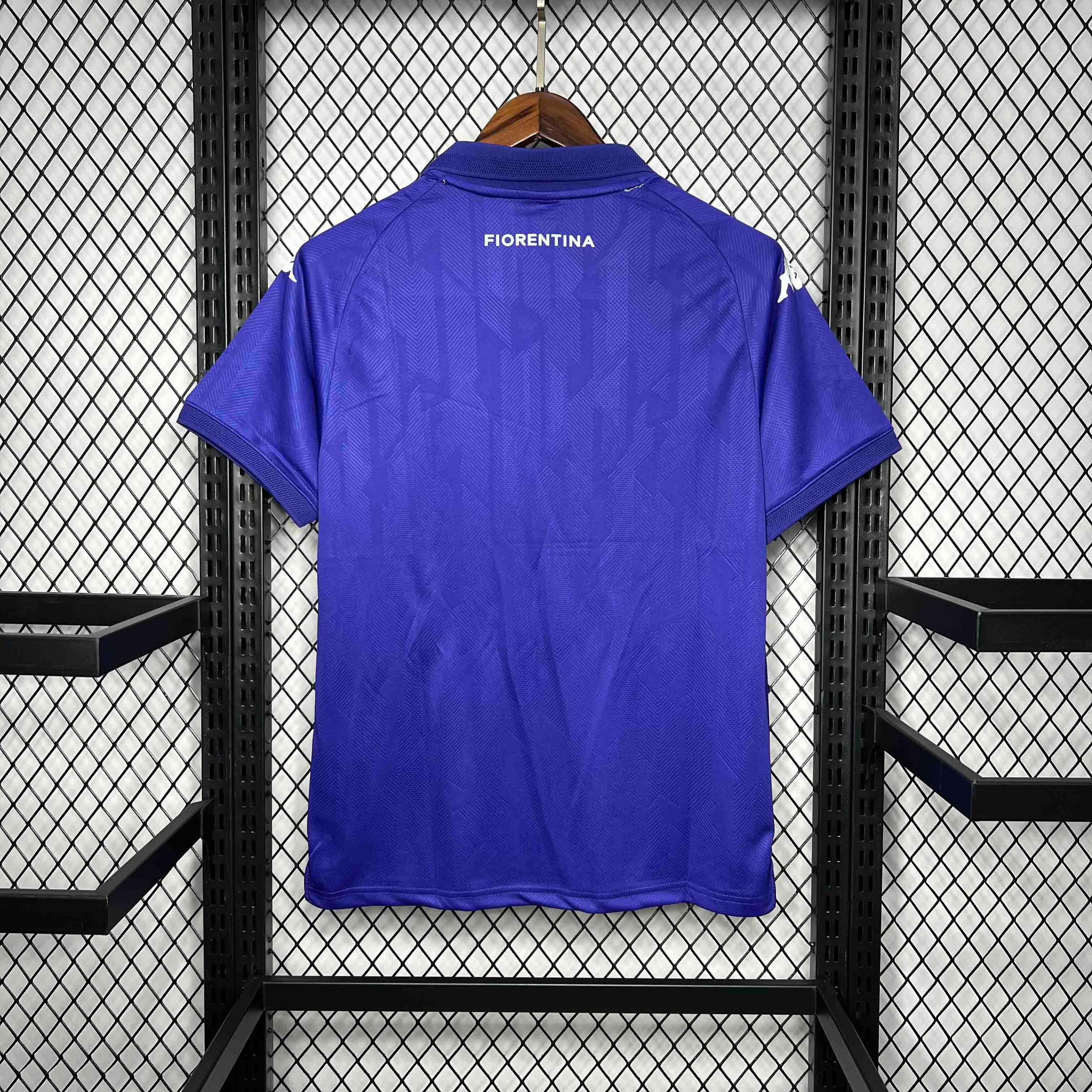 Maillot Fiorentina 2024-25 Le 12 -ème Maillot, maillot de football violet avec logos et détails de l'équipe devant.