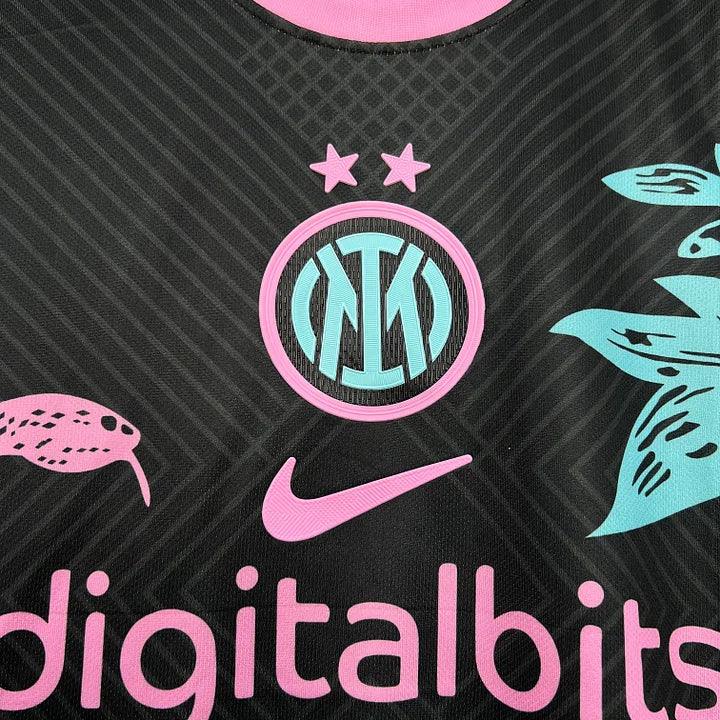 Maillot concept Inter Milan 2024-25 de Le 12-ème, maillot de football bleu avec détails noirs et logo de l'équipe.