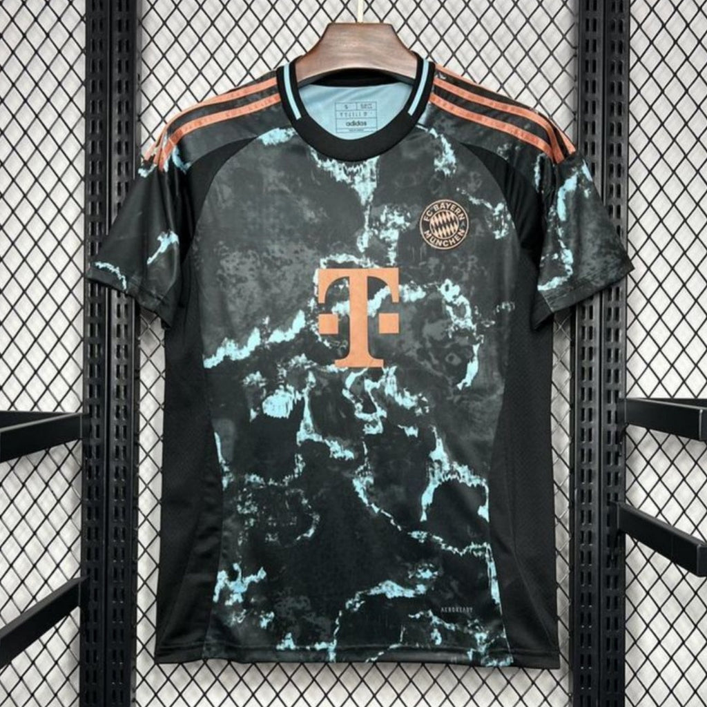 Maillot extérieur Bayern Munich 24/25, marque Le 12, en tissu rouge avec logo et détails blancs, vue de face.