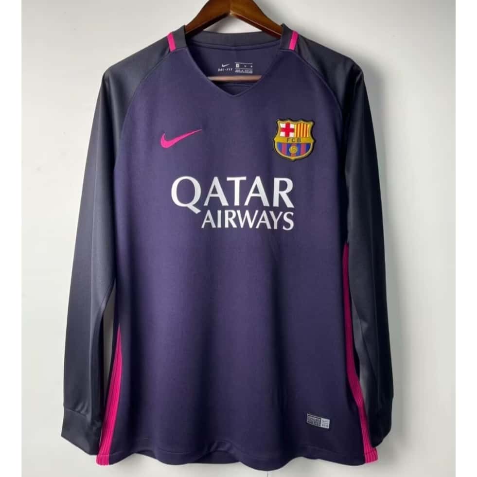 Maillot extérieur rétro du FC Barcelone 2016-2017 avec manches longues, marque Le 12-ème Maillot, vue en gros plan.