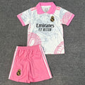 Ensemble enfant Real Madrid rose 25/26, polo Le 12 -ème Maillot, t-shirt et short assortis, idéal pour jeunes fans de football.