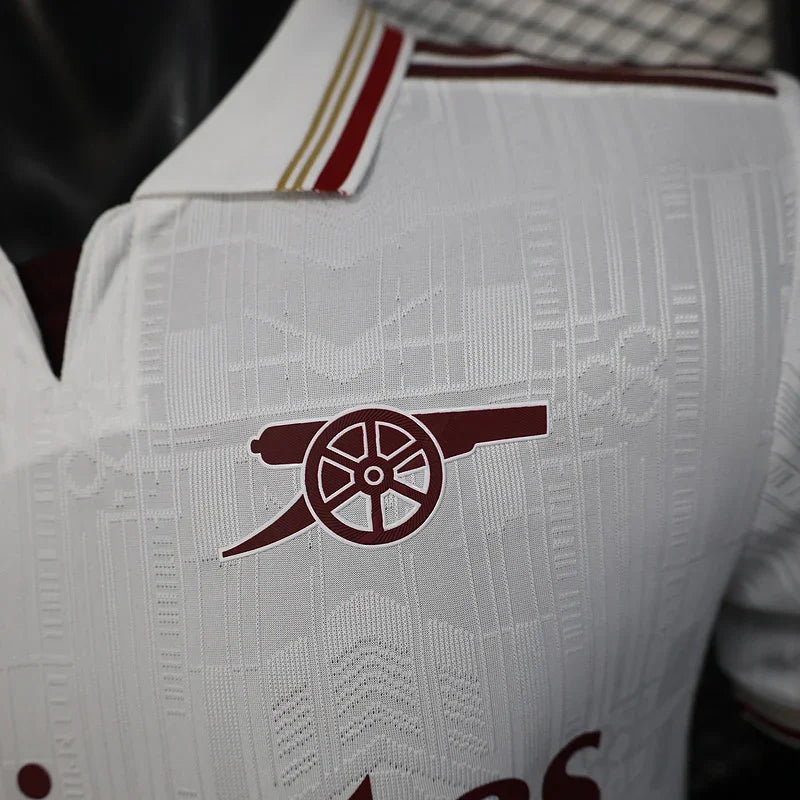 Maillot Arsenal 25-26 Le 12 -ème Maillot, maillot de football bleu avec logo et détails d'équipe, vue frontale.