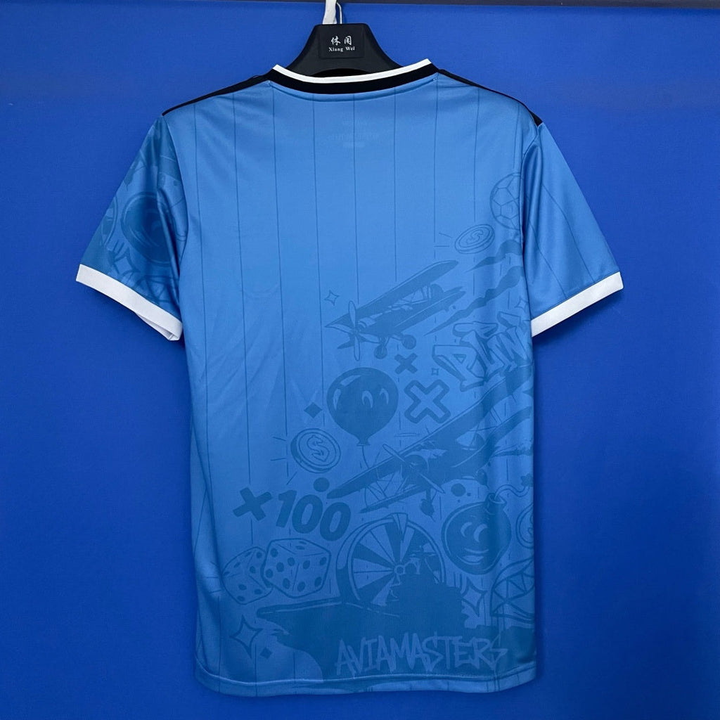 Maillot de football bleu Italie 25/26 Le 12-ème, édition spéciale, vue de face, tissu léger et logo visible.
