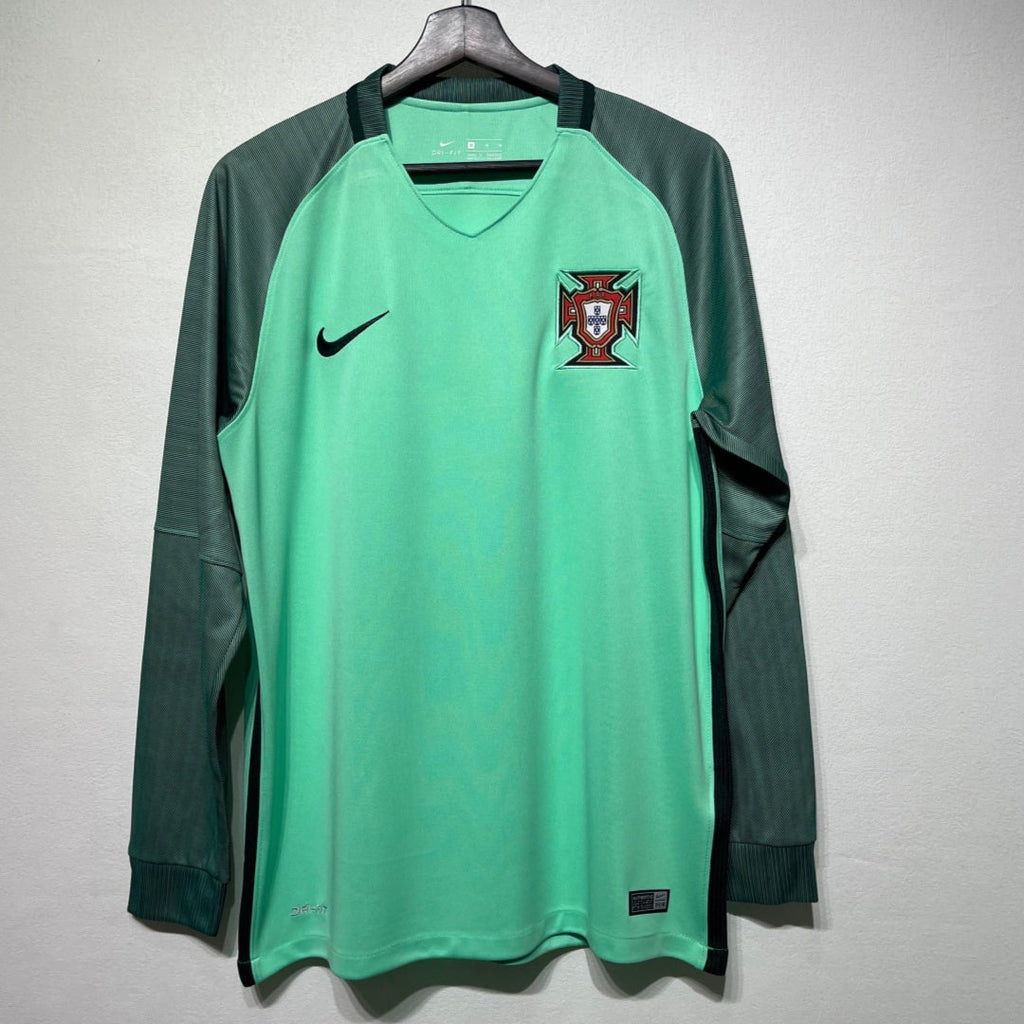 Maillot extérieur rétro Portugal 2016 à manches longues, par Le 12 -ème Maillot, avec logo national et design vintage.
