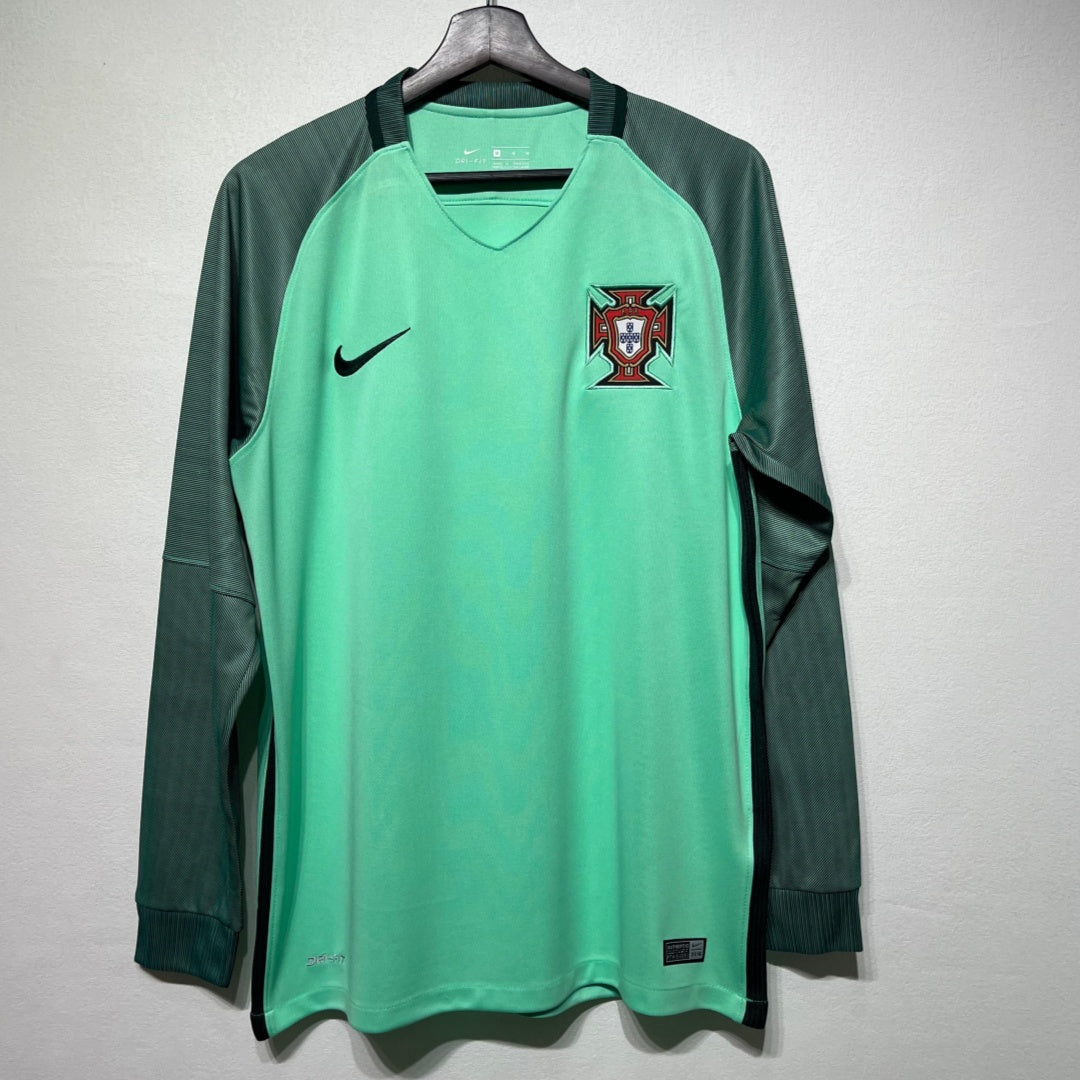 Maillot extérieur rétro Portugal 2016 à manches longues, par Le 12 -ème Maillot, avec logo national et design vintage.