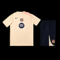 Ensemble Barcelone de Le 12 -ème Maillot, maillot et short bleu avec détails rouges, vue de face.