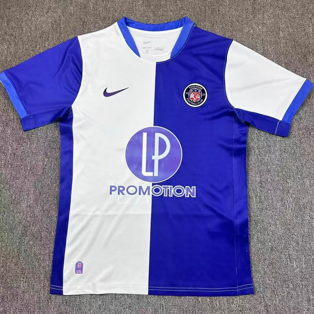 Maillot domicile Toulouse 25/26 Le 12 -ème Maillot, maillot de football rouge avec logo et détails blancs, vue de face