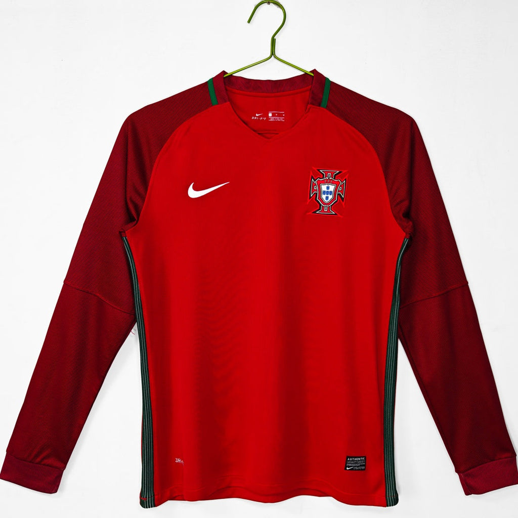 Maillot domicile rétro du Portugal 2016 à manches longues, par Le 12 -ème Maillot, en tissu bleu et rouge avec logo officiel.