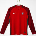 Maillot domicile rétro du Portugal 2016 à manches longues, par Le 12 -ème Maillot, en tissu bleu et rouge avec logo officiel.